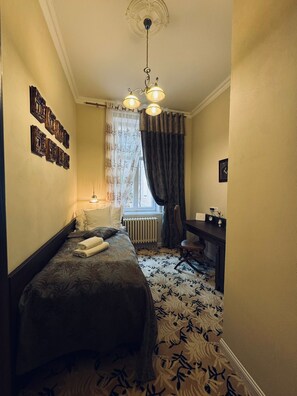 Enkeltrom – comfort | Safe på rommet, skrivebord, blendingsgardiner og lydisolert