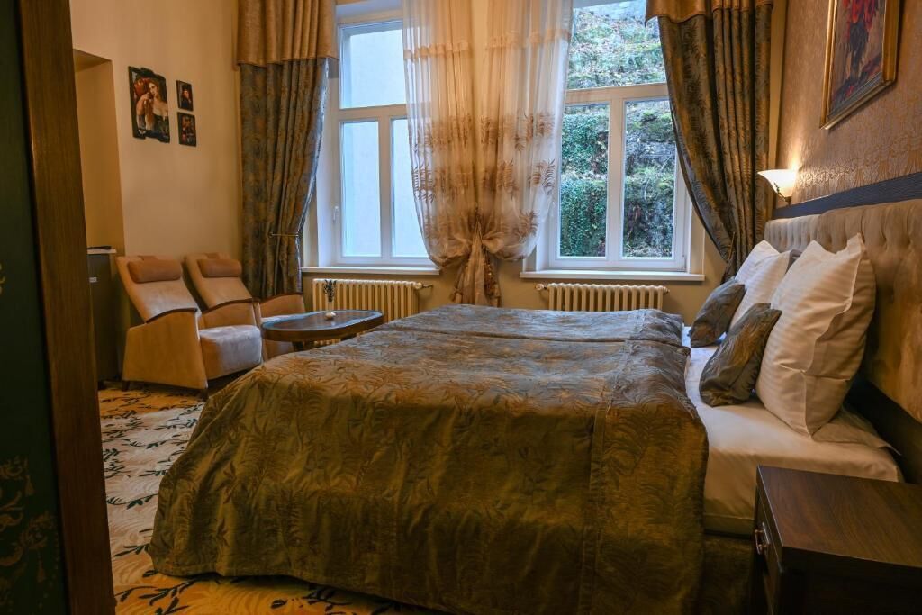 Deluxe Double Room, Courtyard View | Minibar, in-room safe, desk, blackout drapes