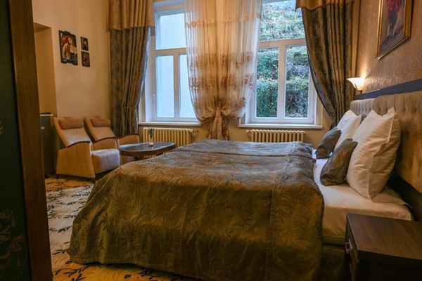 Deluxe Double Room, Courtyard View | Minibar, in-room safe, desk, blackout drapes