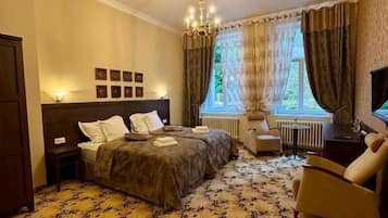 Dobbeltrom – deluxe, bakgårdsutsikt | Safe på rommet, skrivebord, blendingsgardiner og lydisolert