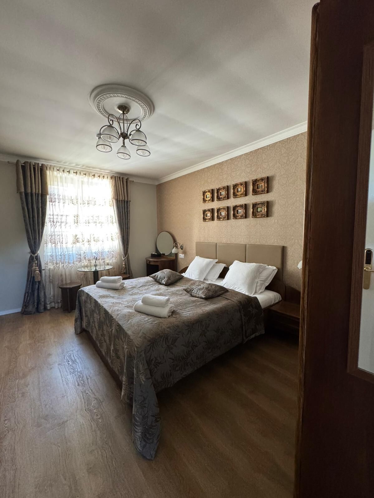 Doppia Comfort, vista cortile | Minibar, una cassaforte in camera, una scrivania, tende oscuranti
