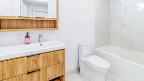 Bathroom - Lovely studio for rent (Montréal)