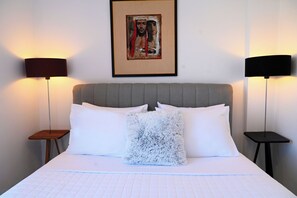 3 quartos, escrivaninha, ferros/tábuas de passar roupa, berço de viagem