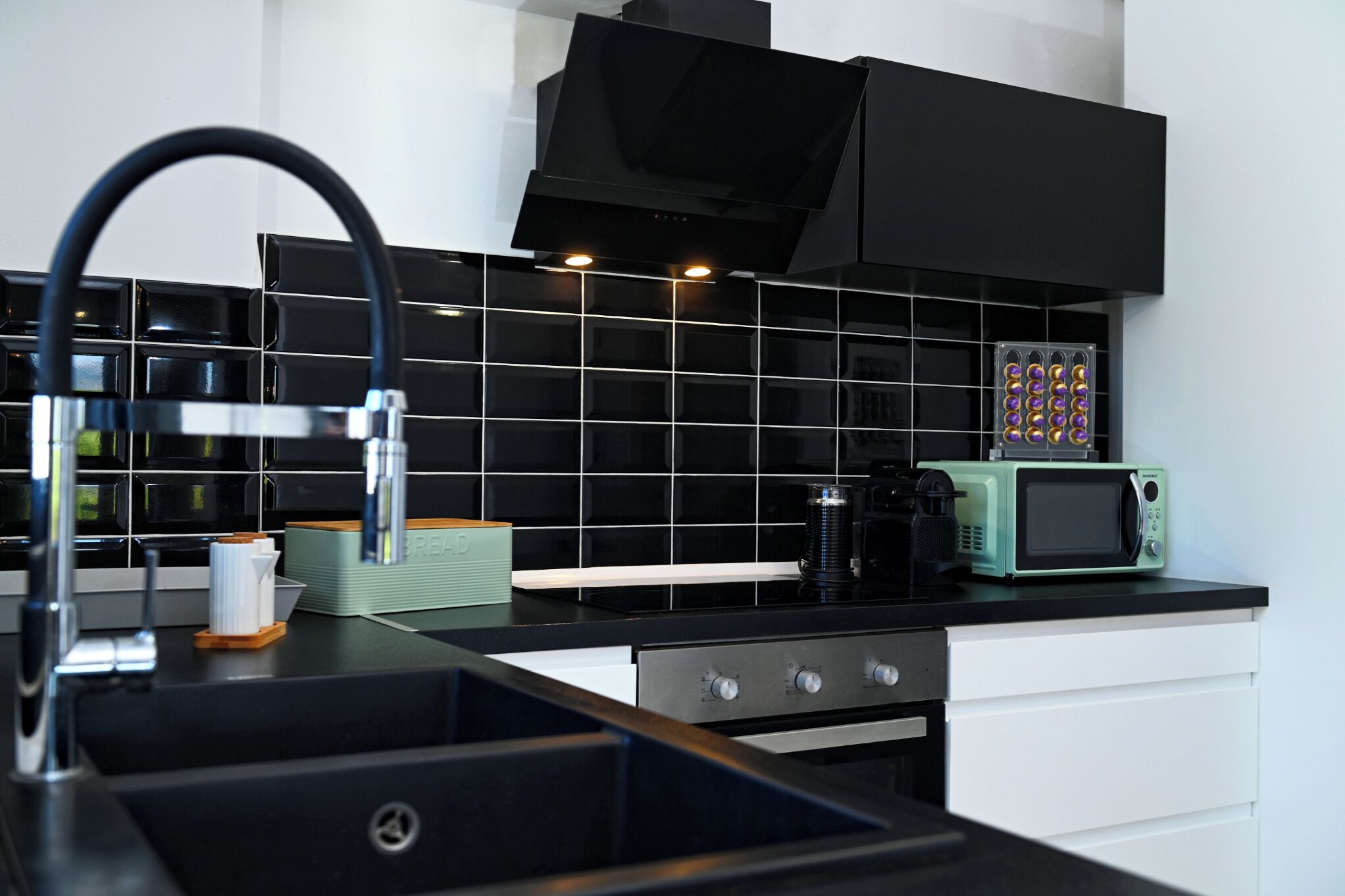 Refrigerador, microondas, placa de cocina, cafetera/tetera