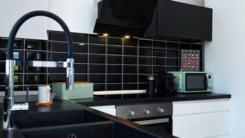 Refrigerador, microondas, placa de cocina, cafetera/tetera