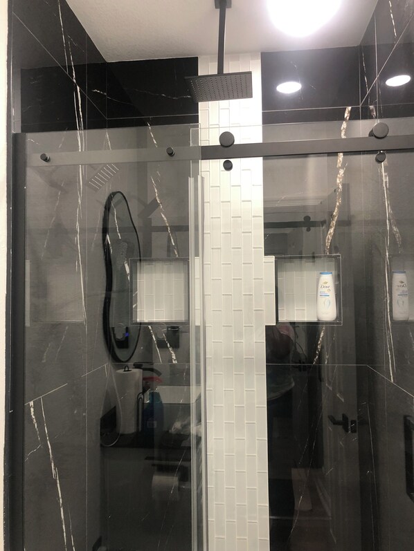 Dusche, Haartrockner, Bidet, Handtücher