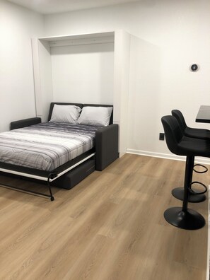 Tabla de planchar con plancha, wifi y ropa de cama