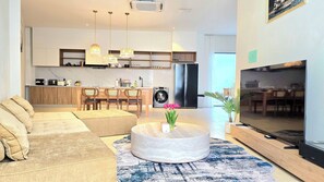 Vil·la de luxe, piscina privada | Sala d'estar | Televisor LED de 72 polzades amb canals per cable