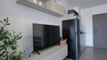 Condo, 1 Bedroom, Balcony, City View | Interior
