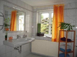 Haartrockner, Handtücher, Seife, Toilettenpapier