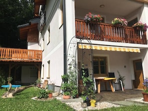 Terrace/patio - Delightful 2-bedroom apartment in charming Hof bei Salzburg awaits you (Hof bei Salzburg)