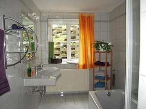 Hair dryer, towels, soap, toilet paper - Delightful 2-bedroom apartment in charming Hof bei Salzburg awaits you (Hof bei Salzburg)
