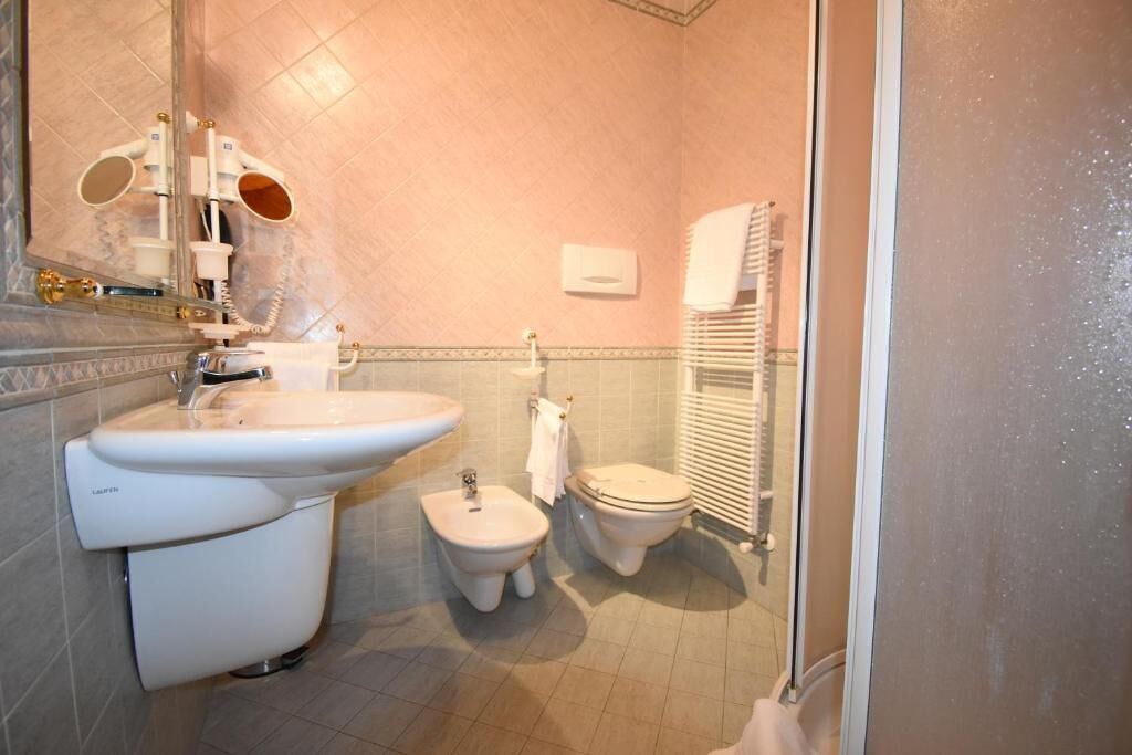 Standard Double or Twin Room, Balcony, City View | Bathroom