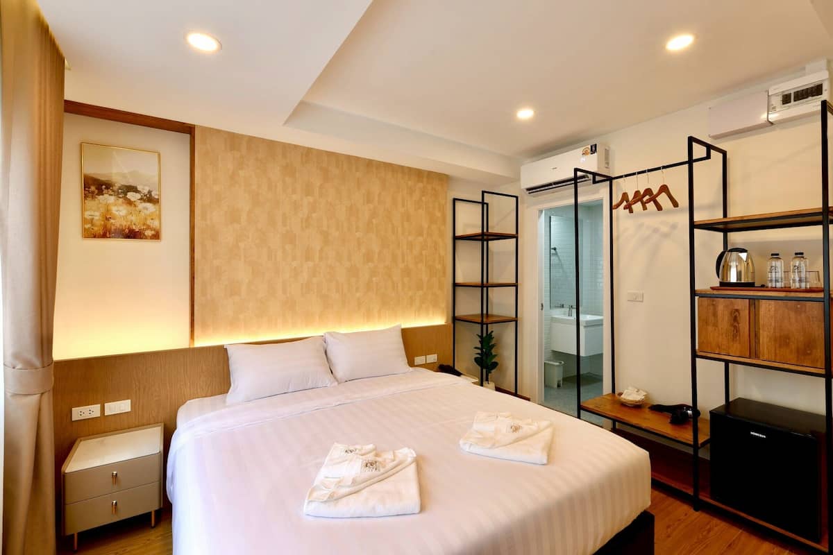 Deluxe Single Room | Desk, blackout curtains, free WiFi, bed sheets