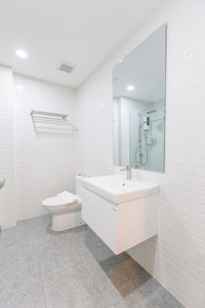 تجهيزات دش، مستلزمات مجانية للعناية الشخصية، مجففات شعر، خف للقدمين