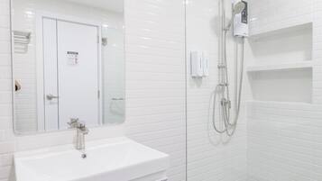 Deluxe Single Room | Bathroom | Slippers