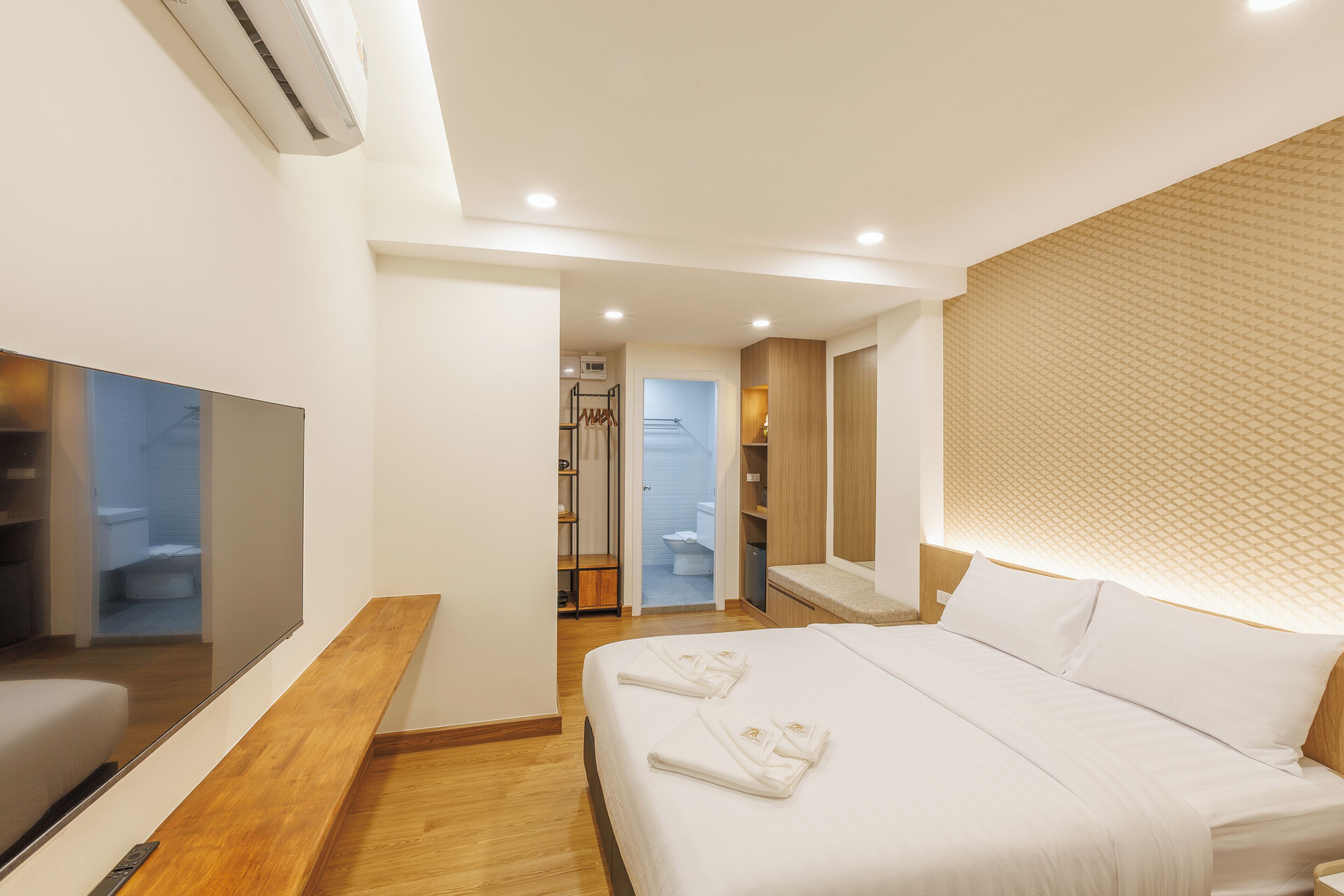 ستائر تعتيم ومكواة/لوح كي وواي فاي مجانًا