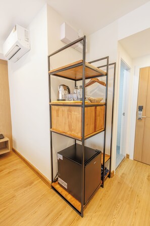 Desk, blackout curtains, free WiFi, bed sheets - Believe Inn (Bangkok)