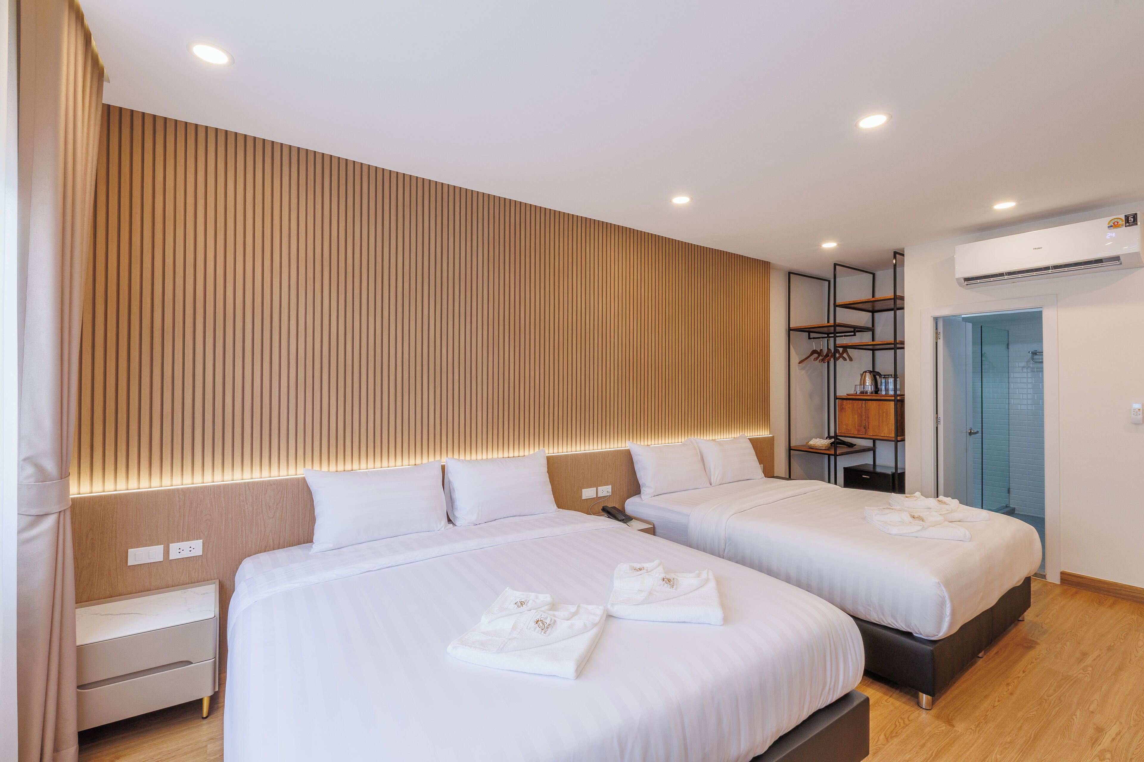 ستائر تعتيم ومكواة/لوح كي وواي فاي مجانًا