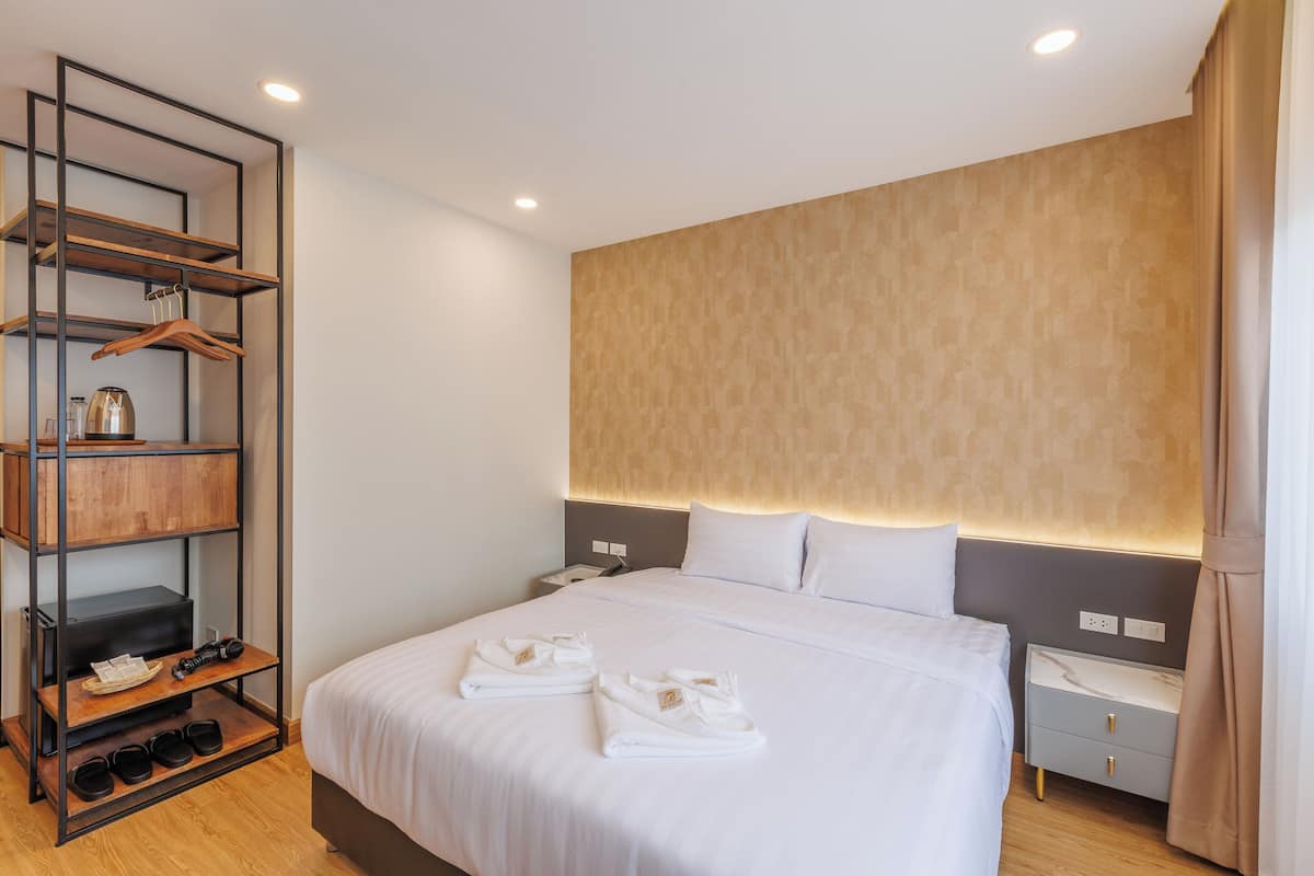 ستائر تعتيم ومكواة/لوح كي وواي فاي مجانًا