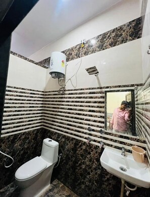 Deluxe Double Room | Bathroom | Shower, shampoo - Gitanshi Palace (Ayodhya)