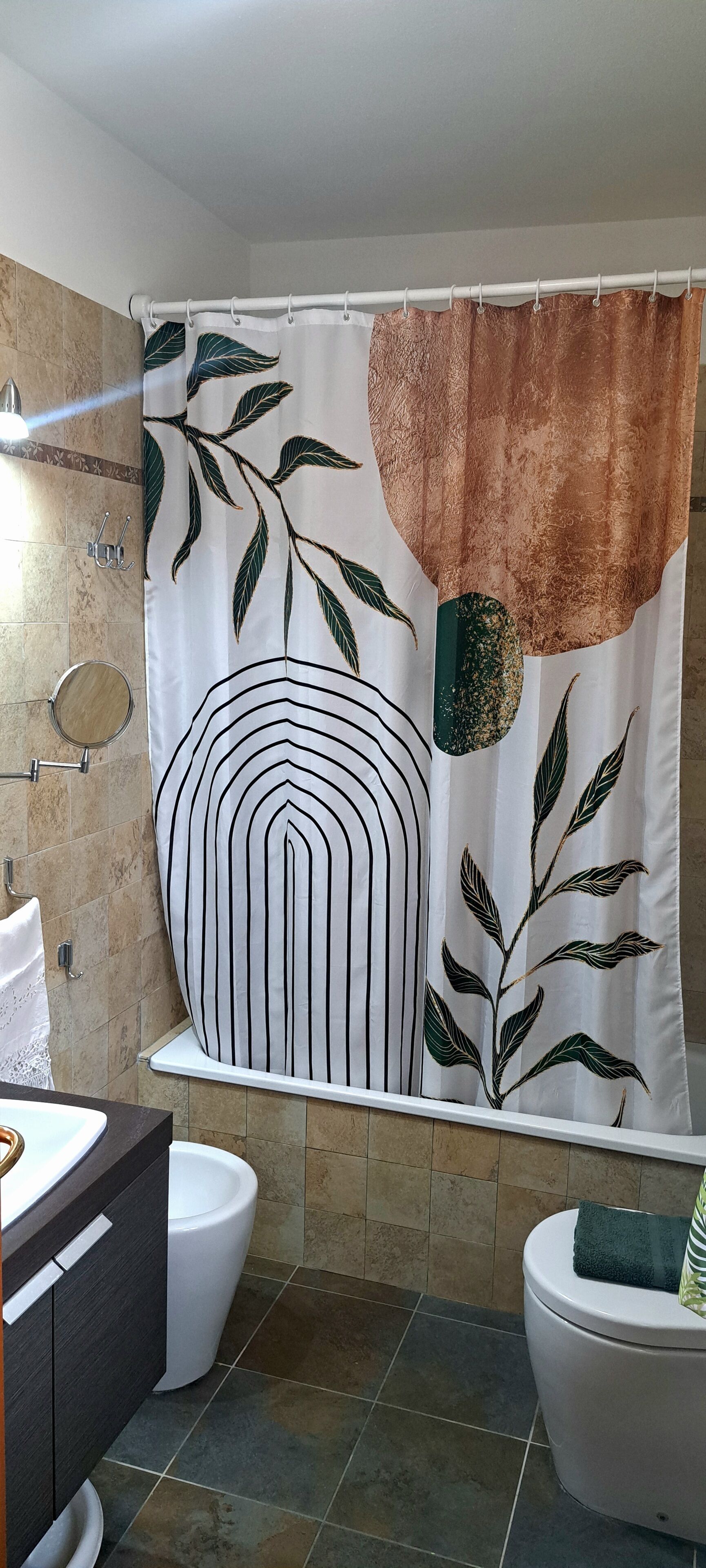 Secador de pelo, bidet, toallas, jabón