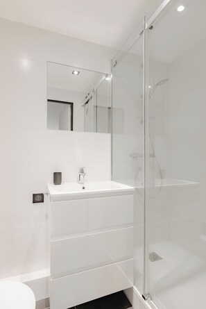 Shower, towels, toilet paper - Apartment Le Hazard - Les Demoiselles in Versailles (Versailles)