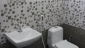 Combined shower/bathtub - TMS Residency (Tiruvannamalai)