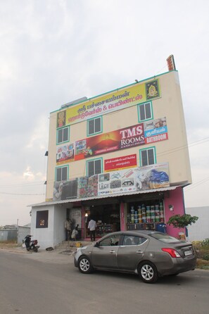 Free parking nearby - TMS Residency (Tiruvannamalai)