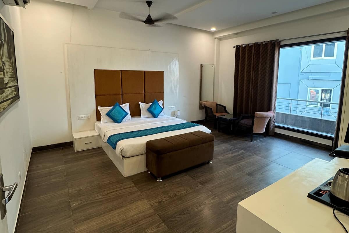 Deluxe Single Room | Desk, laptop workspace, blackout drapes, iron/ironing board