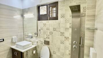 Luksus-lejlighed - balkon - byudsigt | Badeværelse | Bruser, håndklæder, Sæbe, Shampoo