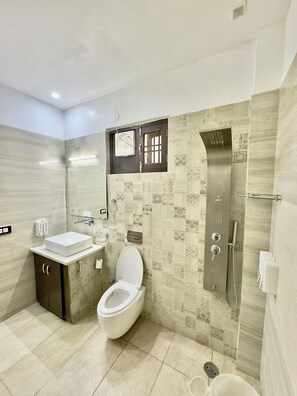 Luxury Apartment, Balcony, City View | Bathroom | Shower, towels, soap, shampoo - Happy Feet Boutique Homestay (Dehradun)