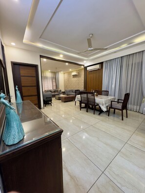 Apartamento de lujo, balcón, vistas a la ciudad | Interior