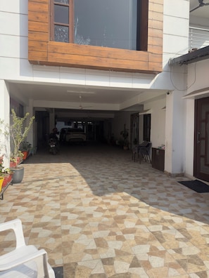 Property grounds - Happy Feet Boutique Homestay (Dehradun)