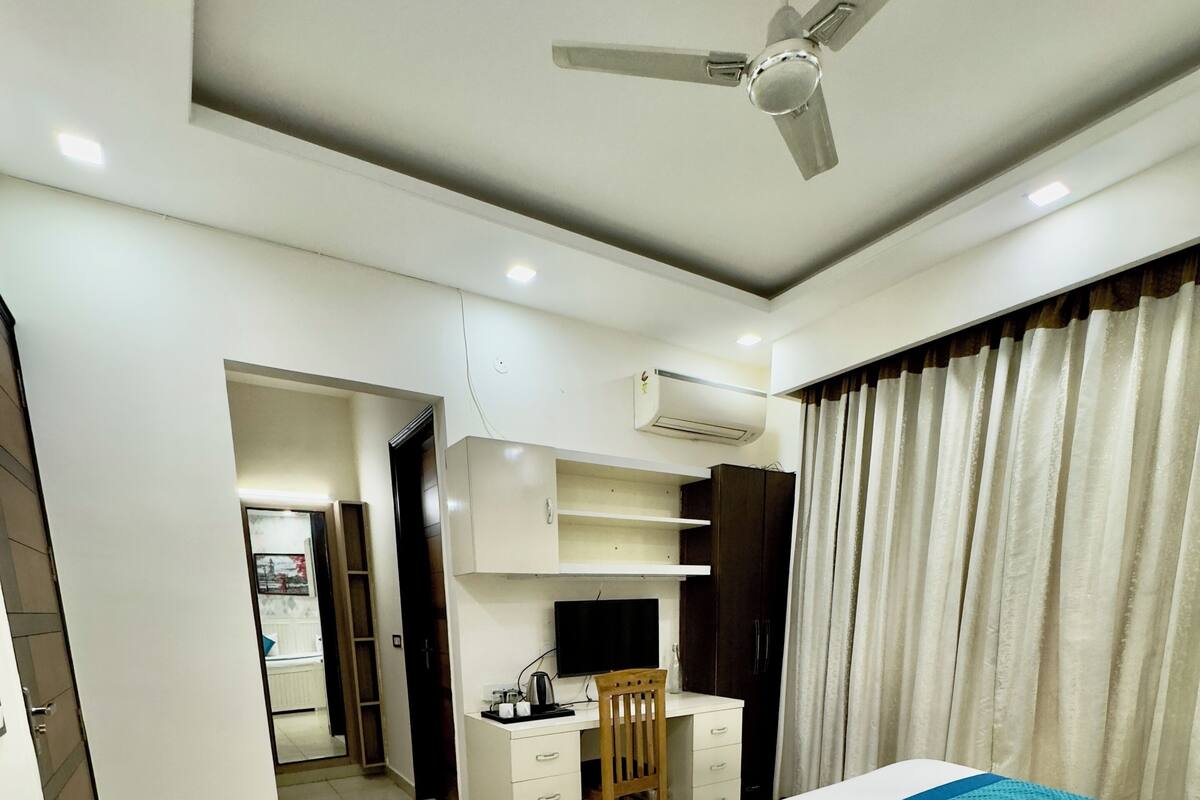 Appartement luxueux, balcon, vue sur la ville | Bureau, espace de travail pour ordinateurs portables
