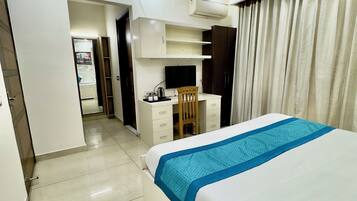 Luksus-lejlighed - balkon - byudsigt | Skrivebord, arbejdsområde til bærbare computere, mørklægningsgardiner