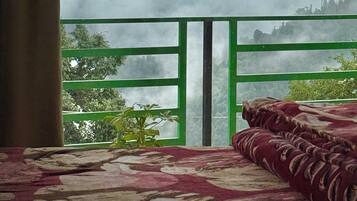 Tabla de planchar con plancha, wifi y ropa de cama