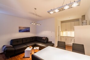 Téléviseur, table de ping-pong, chaîne audio