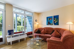 TV, stereo - Quiet location and great view of the Nordperd - Villa Bergfrieden Süd FeWo 01 (Göhren)
