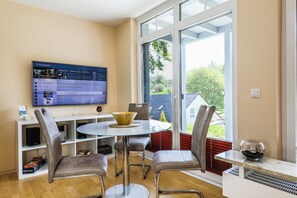 Dining - Quiet location and great view of the Nordperd - Villa Bergfrieden Süd FeWo 01 (Göhren)