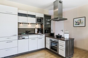 Fridge, microwave, oven, stovetop - Quiet location and great view of the Nordperd - Villa Bergfrieden Süd FeWo 01 (Göhren)