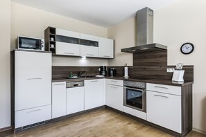 Fridge, microwave, oven, stovetop - Quiet location and great view of the Nordperd - Villa Bergfrieden Süd FeWo 02 (Göhren)