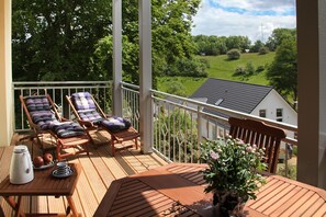 Outdoor dining - Quiet location and great view of the Nordperd - Villa Bergfrieden Süd FeWo 03 (Göhren)