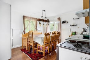Coffee/tea maker, toaster oven, cleaning supplies, freezer - Björn Stuga (Hammarstrand)