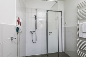 Shower, hair dryer - Great view of the Nordperd - Villa Bergfrieden Terrassenhaus FeWo 03 (Göhren)