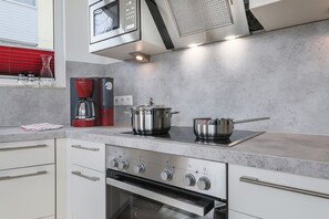 Jääkaappi, mikroaaltouuni, uuni, liesi