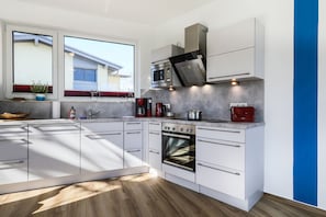 Fridge, microwave, oven, stovetop - Great view of the Nordperd - Villa Bergfrieden Terrassenhaus FeWo 04 (Göhren)