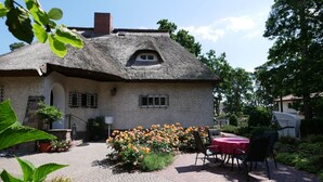 Outdoor dining - Rügen vacation near the beach - Landhaus Wilkens vacation apartment Reetblick (Baabe)