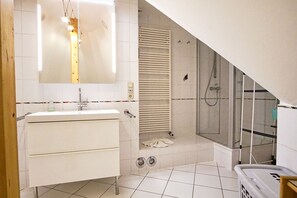 Shower, hair dryer, bidet - Rügen vacation near the beach - Landhaus Wilkens vacation apartment Reetblick (Baabe)