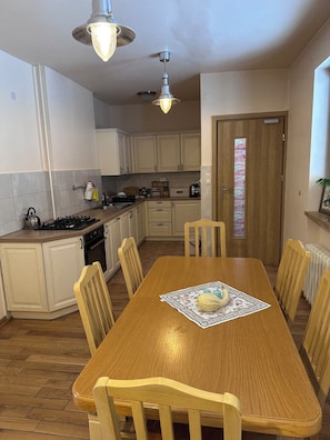 Yksityinen keittiö | Liesi, keittoastiat/astiat/ruokailuvälineet